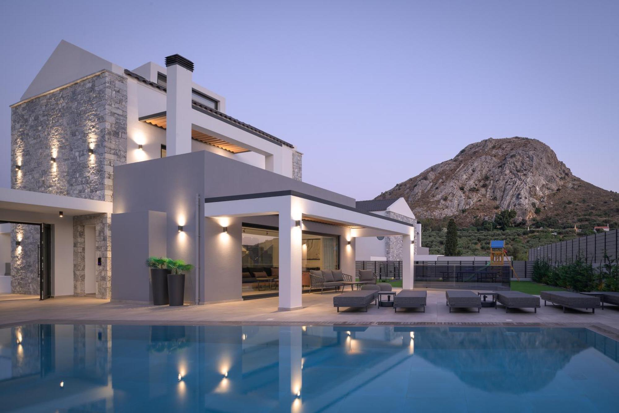 Monti Luxury Villa, With Heated Pool & Hot Tub *